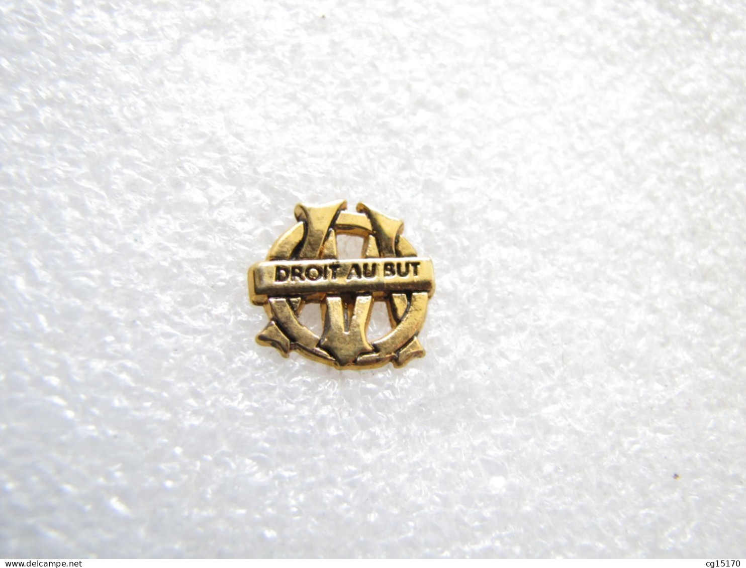 PIN'S     FOOTBALL OLYMPIQUE DE MARSEILLE  DROIT AU BUT  16 Mm - Calcio