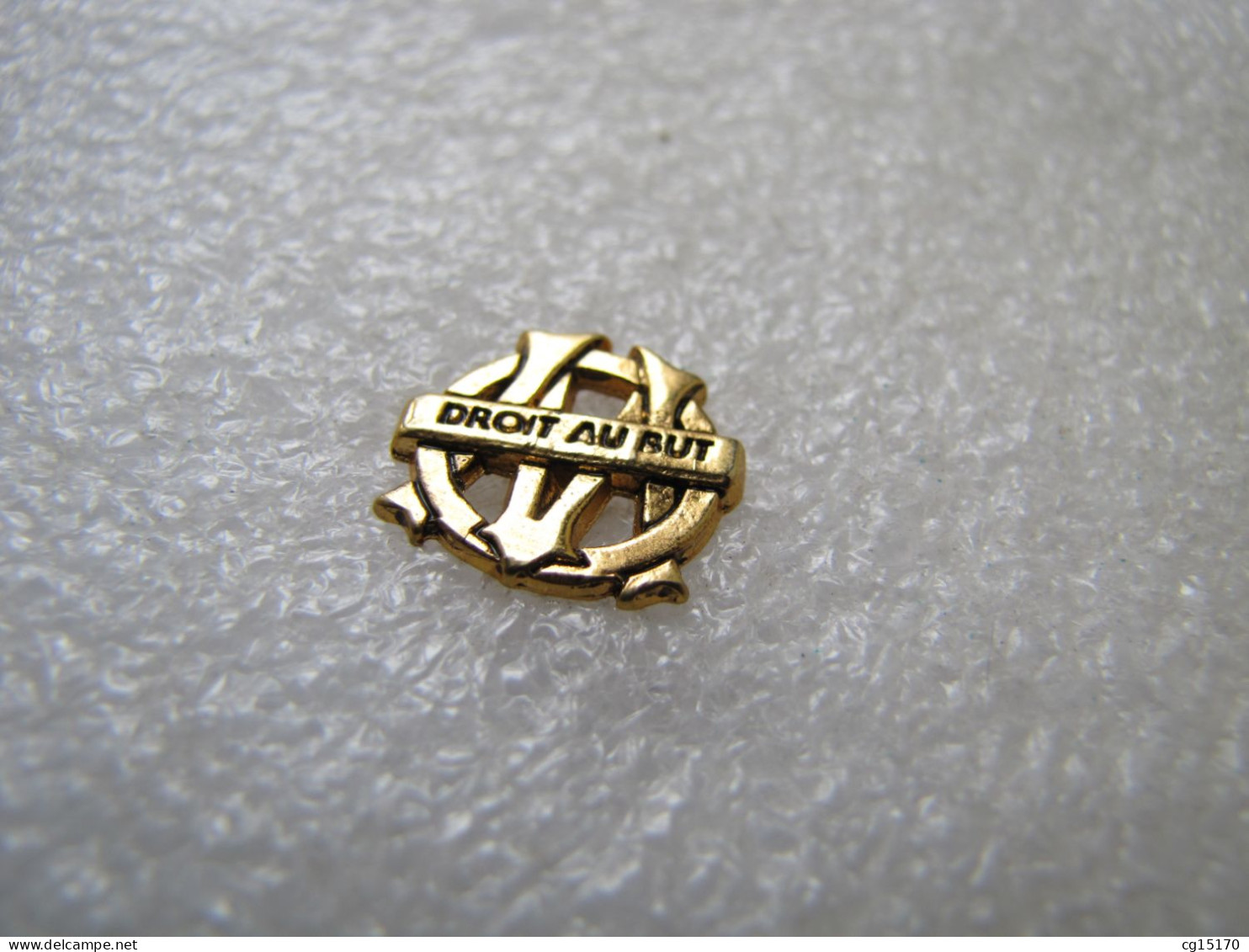 PIN'S     FOOTBALL OLYMPIQUE DE MARSEILLE  DROIT AU BUT  16 Mm - Calcio