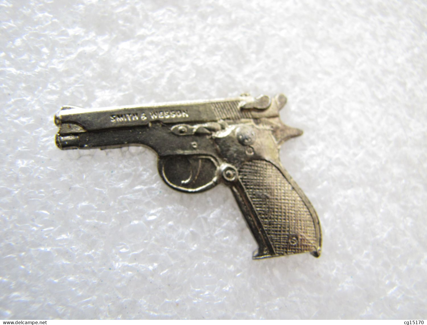 PIN'S     PISTOLET  SMITH ET WESSON - Other & Unclassified