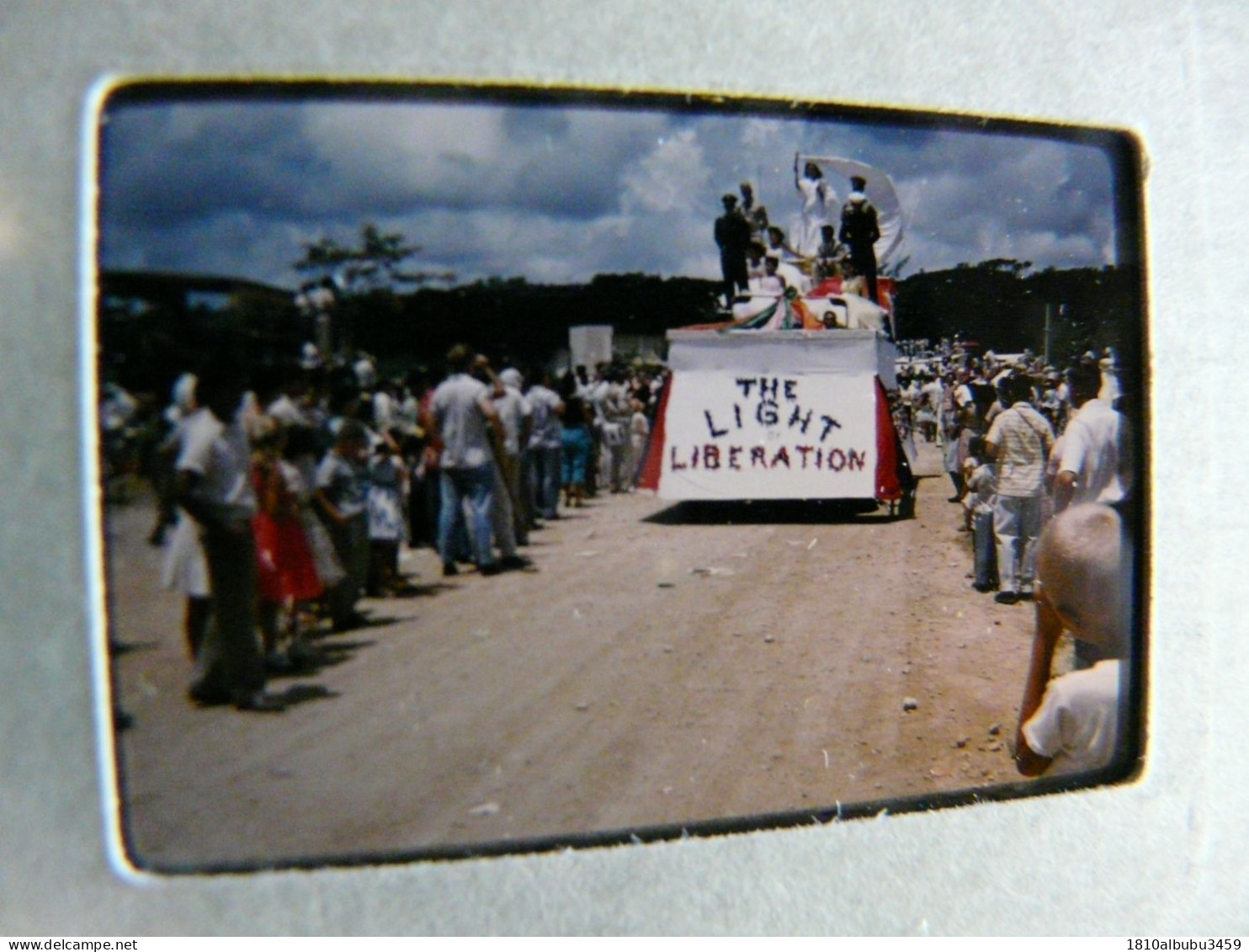 RARE - PHOTO - DIAPOSITIVE - SCENE ANIMEE (Années 50) : GUAM Île Américaine Dans Le Pacifique - Base Aérienne Et Navale - Diapositivas