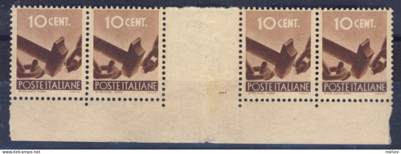 1946-Italia (MNH=**) Striscia Di Quattro Del 10c.Democratica Con Interspazio Di  - 1946-60: Mint/hinged