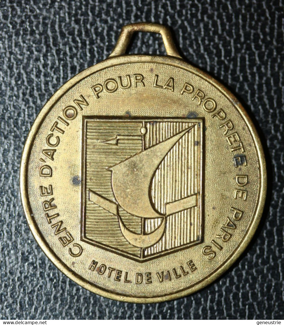 Jeton à Bélière Médaille D'identification De Chien "Centre D'action Pour La Propreté De Paris / Hôtel De Ville" - Profesionales / De Sociedad