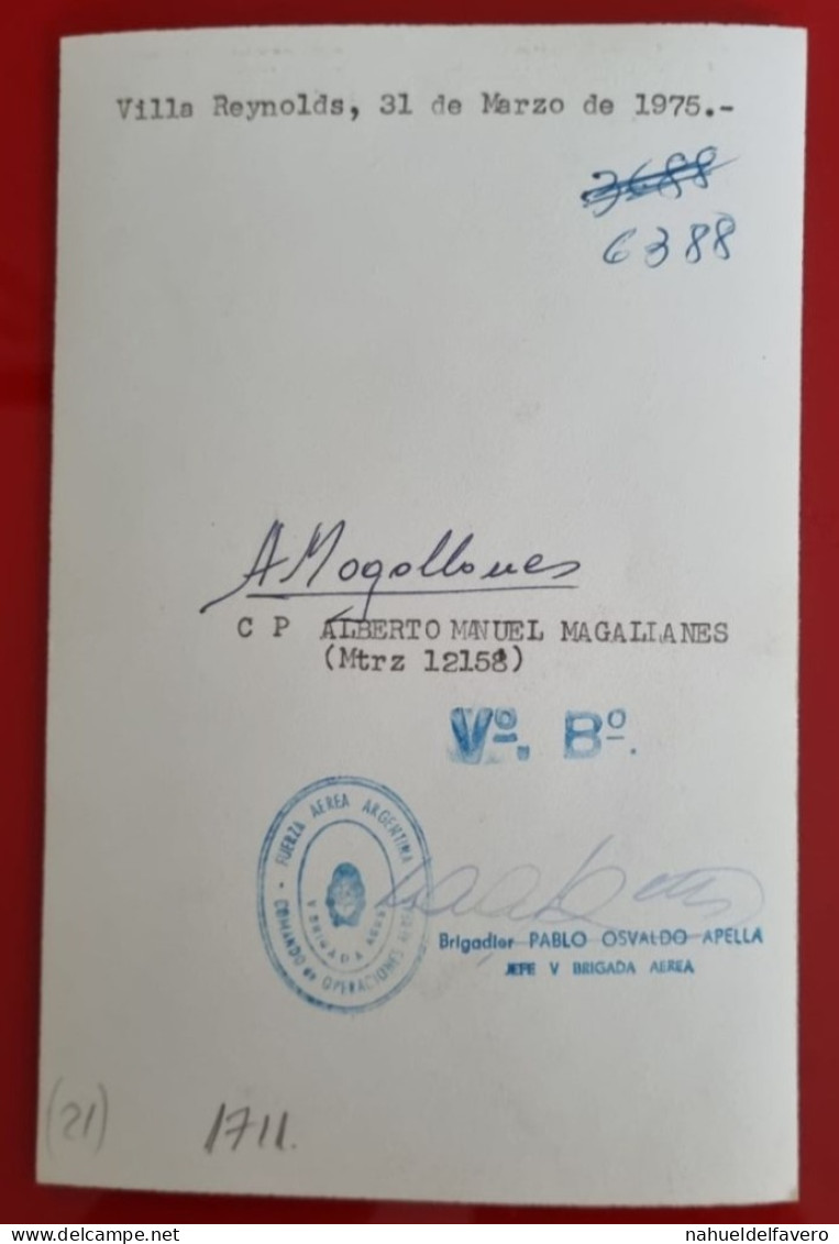 PH - Ph Original - 11,5 X 17.5 Cm - FUERZA AEREA ARGENTINA - FOTO OFICIAL Y FIRMA CABO PRINCIPAL - 1975 - Guerre, Militaire