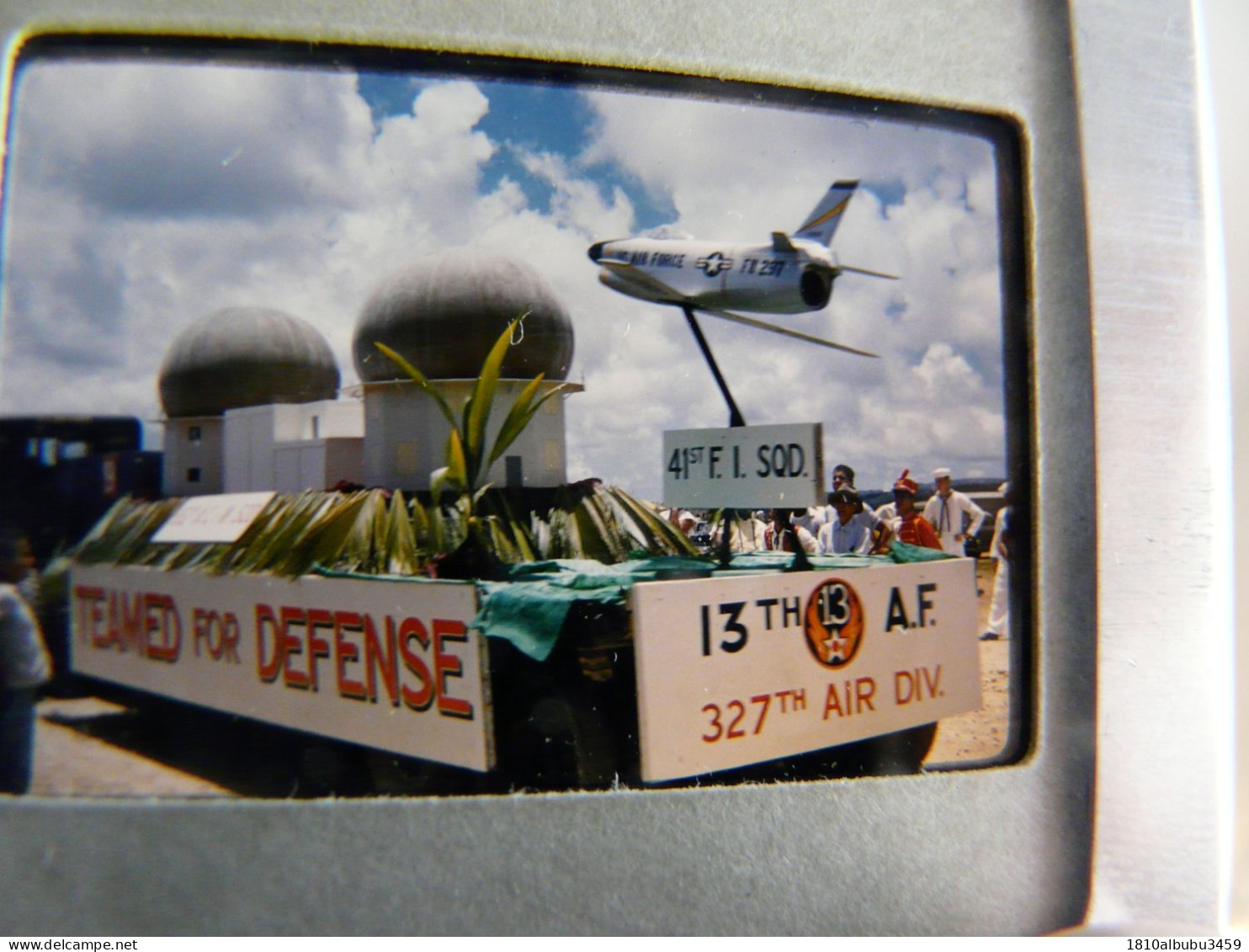 RARE - PHOTO - DIAPOSITIVE - SCENE ANIMEE (Années 50) : GUAM Île Américaine Dans Le Pacifique - Base Aérienne Et Navale - Diapositives (slides)