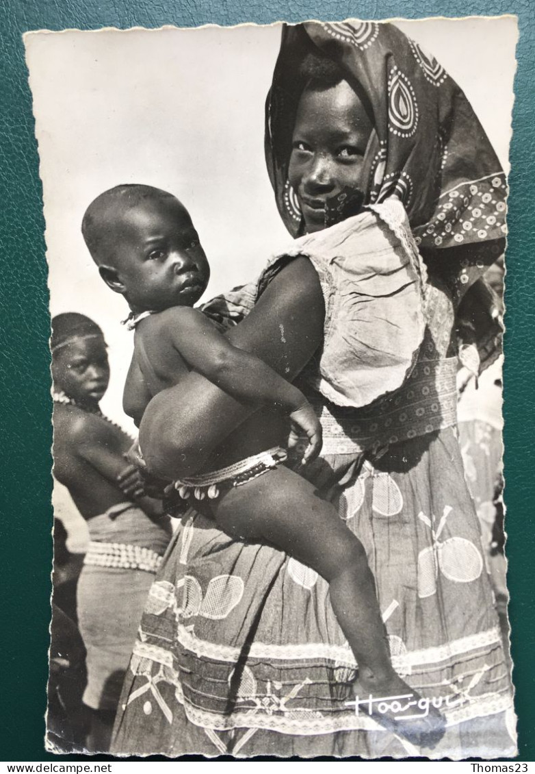 Femme Et Enfant, Lib "Au Messager", N° 688 - Cameroon