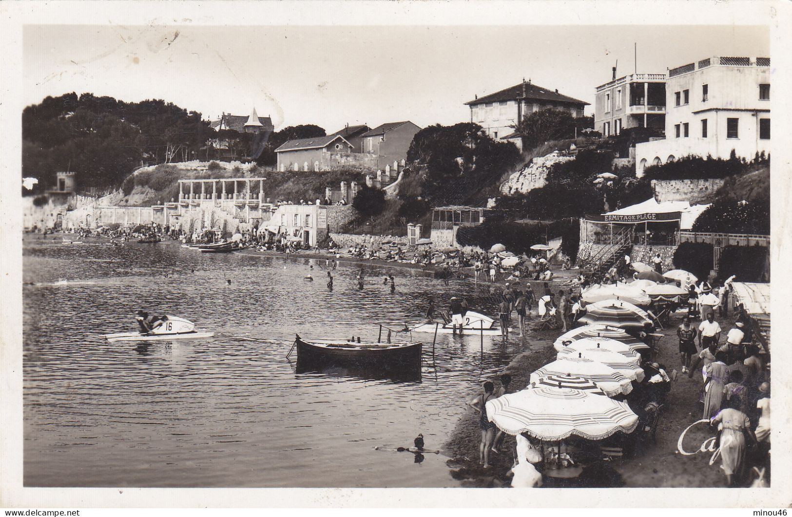 BANDOL SUR MER : TRES RARE CPA GLACEE  AVEC CETTE VUE DE LA PLAGE . ANIMEE. 1942.B.ETAT. PETIT PRIX COMPAREZ!!! - Bandol