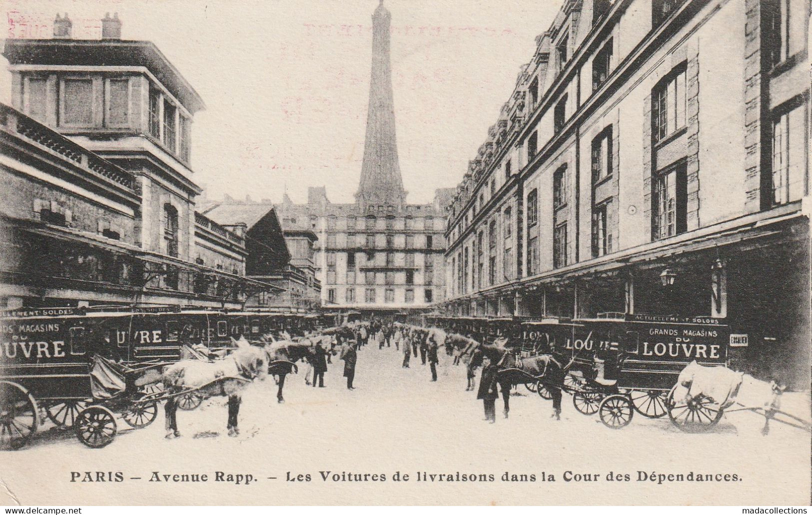 Paris (75007) Avenue Rapp. Les Voitures De Livraisons Des Grands Magasins Du Louvre , Dans La Cour Des Dépendances. - District 07