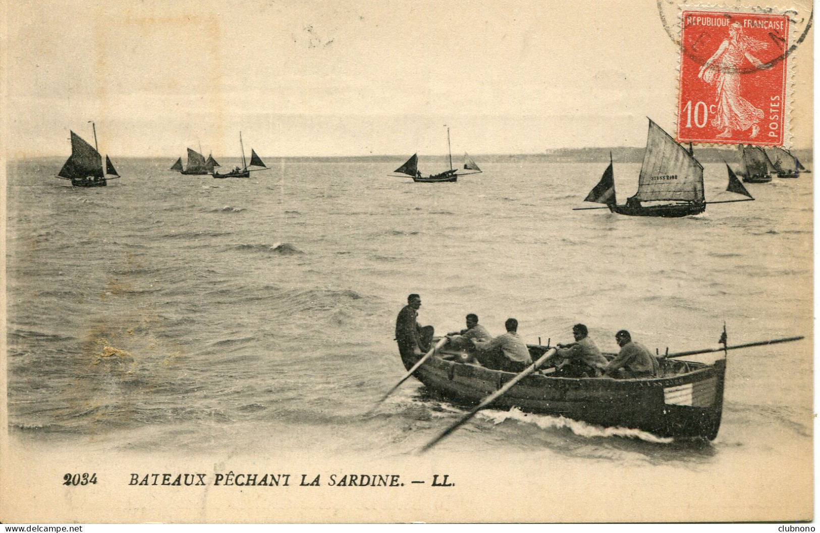 CPA -  BATEAUX PECHANT LA SARDINE - Pesca