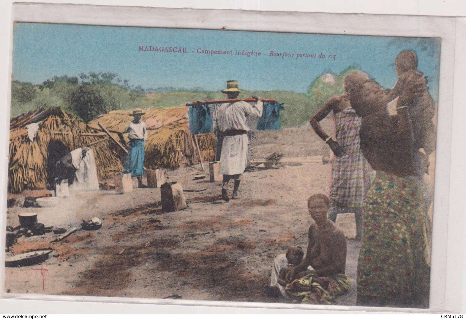 CPA   COLORISEE-MADAGASCAR  -CAMPEMENT INDIGENE -BOURGANE  PORTANT DU RIZ-BELLE CARTE - Madagascar