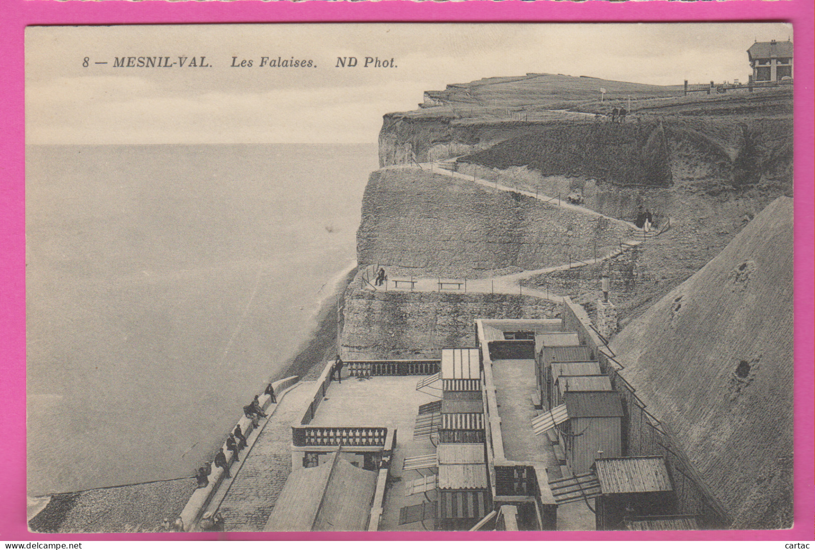 D76 - MESNIL VAL - LES FALAISES - Homme Assis Sur Un Banc - Plusieurs Cabines  - Mesnil-Val