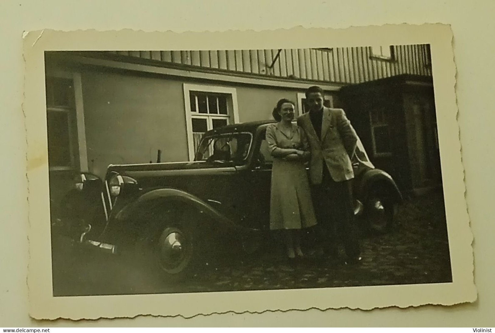 A Woman And A Man At The Citroën Traction Avant Car - Automobiles