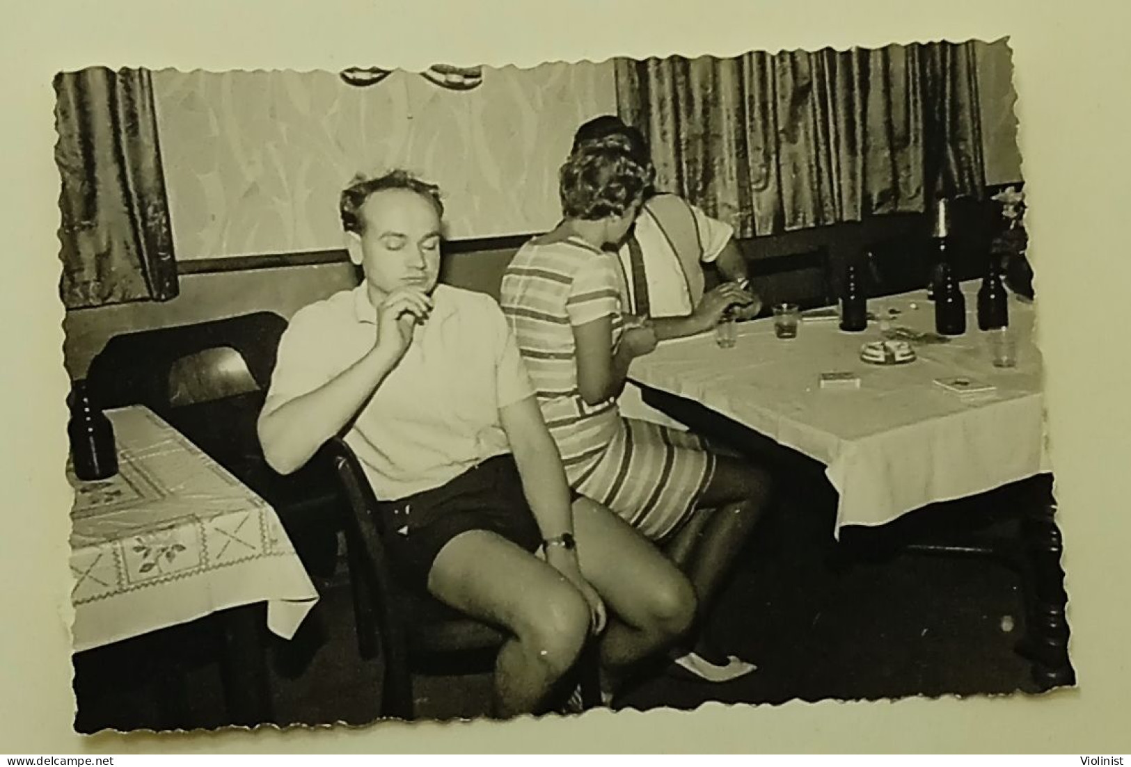 A Man Is Dozing On A Chair In A Pub - Personnes Anonymes