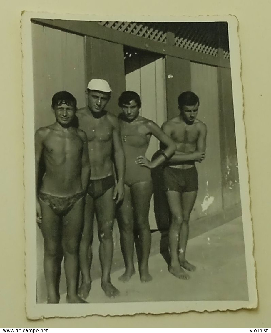 A Girl And Three Guys On The Beach - Personnes Anonymes