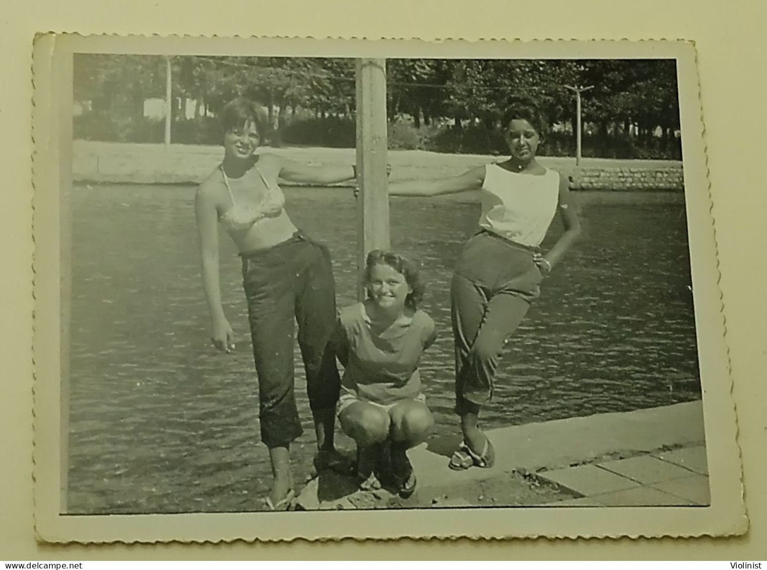 Three Girls By The River - Personas Anónimos