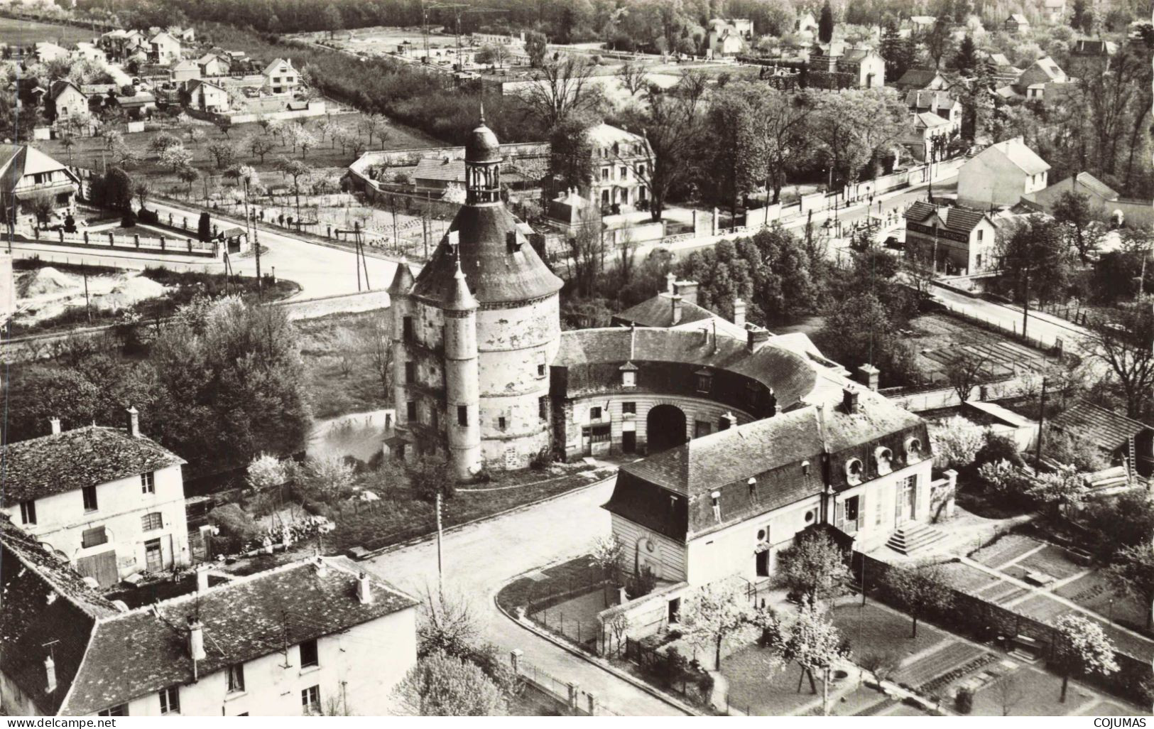 91 - STE GENEVIEVE DES BOIS _S28392_ Le Donjon Et Ses Dépendances - En Avion Au Dessus - SOFER - CPSM 14x9 Cm - Sainte Genevieve Des Bois