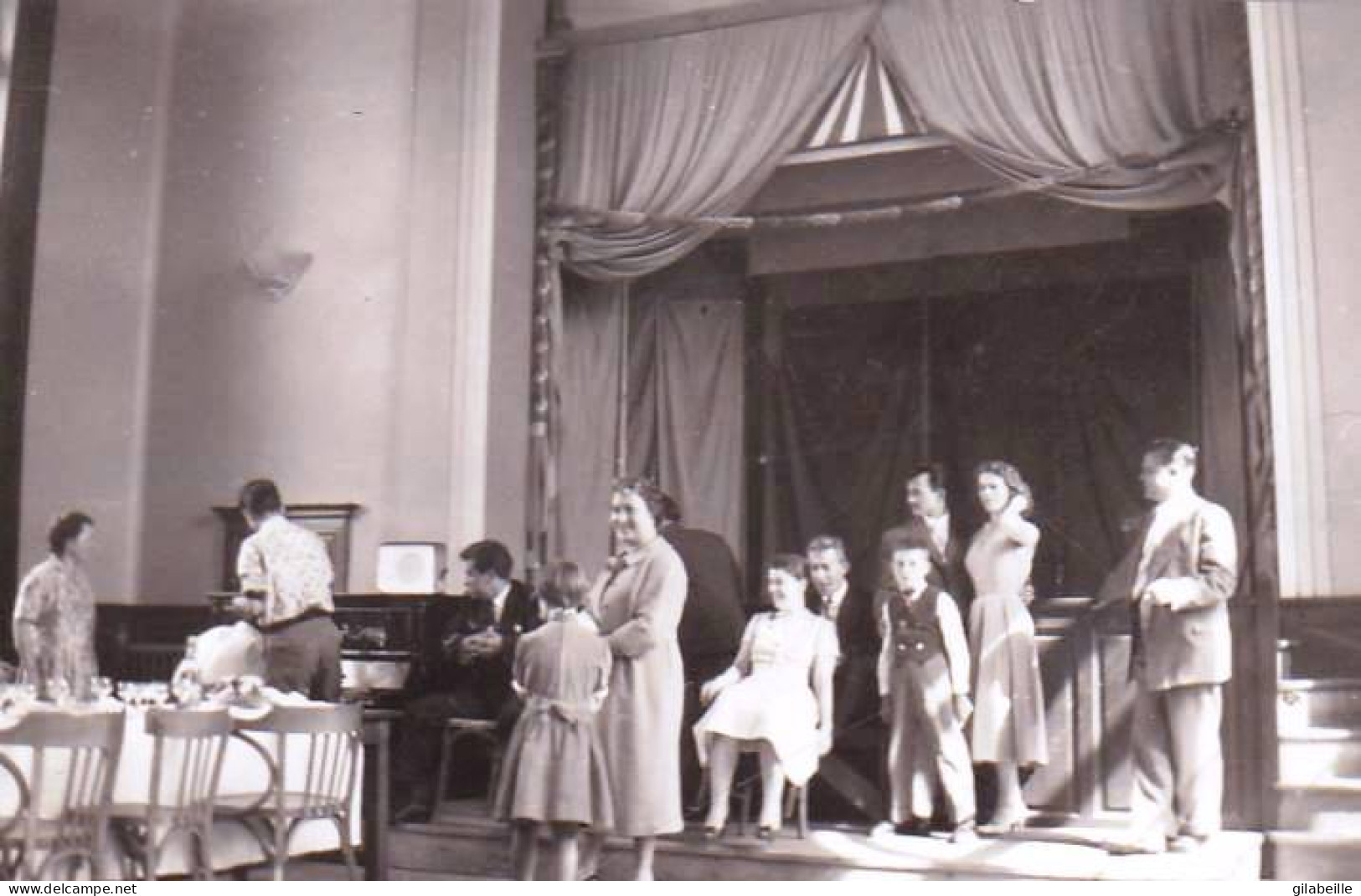 Petite Photo -   1957 - DOMEVRE  Sur VEZOUZE (54 ) -  Dans La Salle Des Fetes Avant Le Repas - Lugares