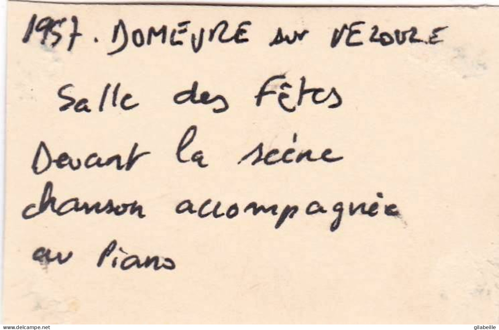 Petite Photo -   1957 - DOMEVRE  Sur VEZOUZE (54 ) -  Dans La Salle Des Fetes - Devant La Scene Chanson Avec Piano - Places