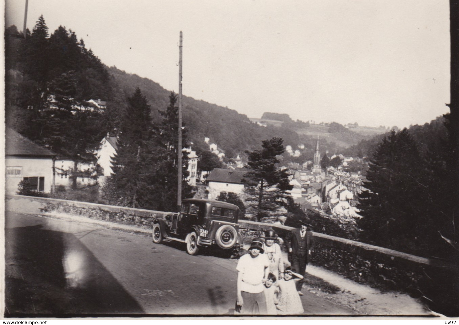 VOSGES PLOMBIERES VUE ET VOITURE ANCIENNE - Lugares