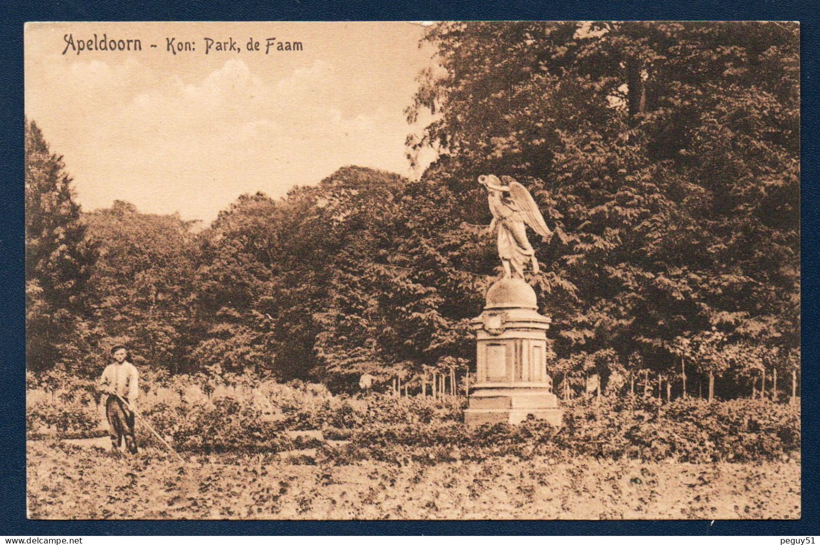 Appeldoorn. Kon. Park, Beeld Van De Faam. Parc Du Palais Royal Avec Un Jardinier Et La Statue De L'ange à La Trompette - Apeldoorn