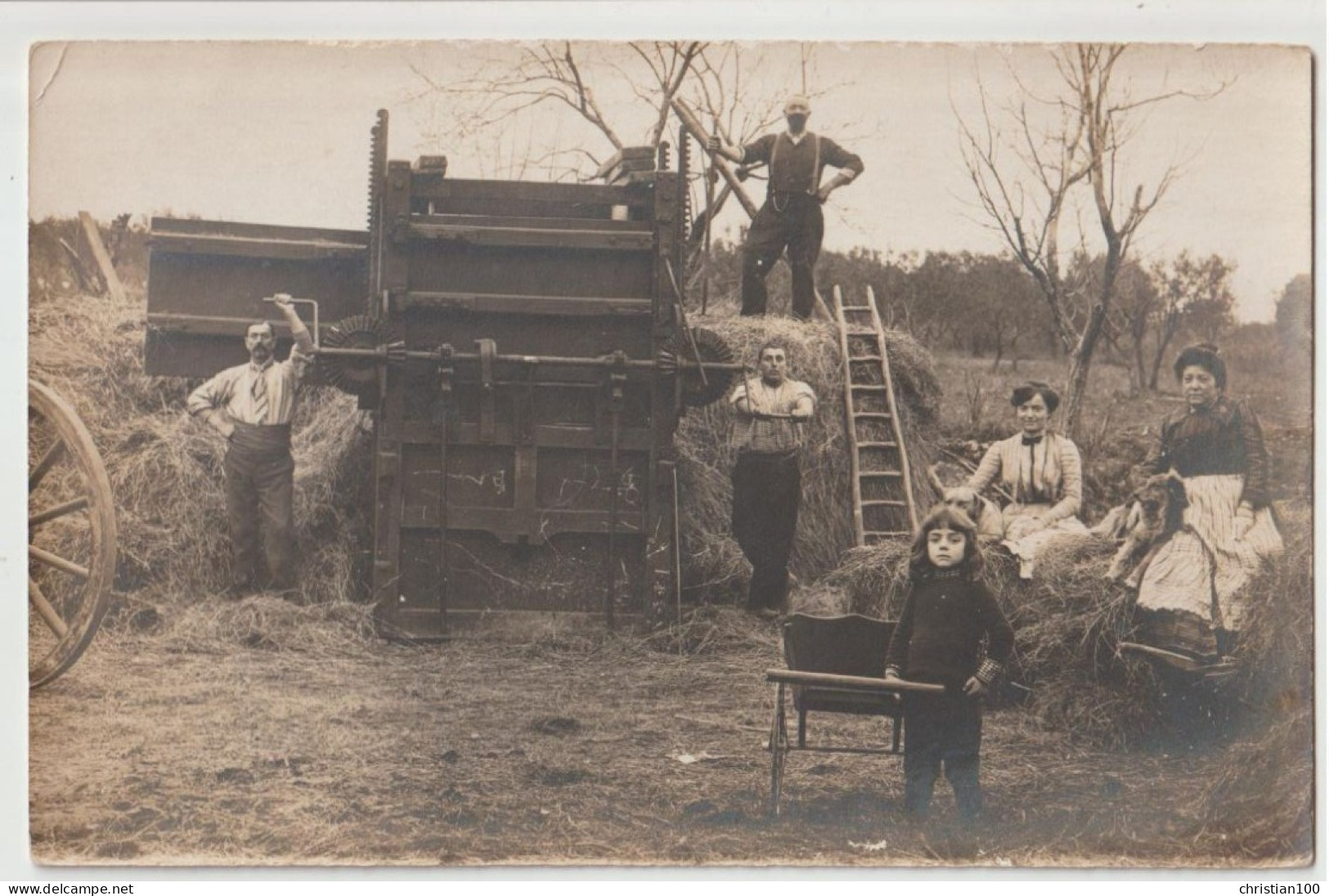 CARTE PHOTO - MOISSON - BATTEUSE MANUELLE - BATTAGE AVEC UNE MANIVELLE POUR SEPARER GRAIN & PAILLE - ECRITE VERS 1915 - - Landbouw