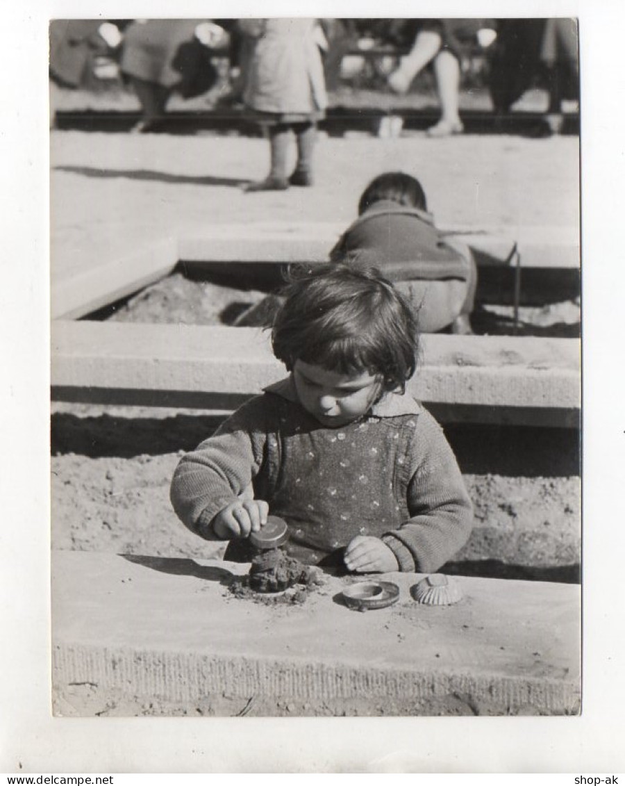 F6256/ Mädchen Kind Spielt In Der Sandkiste Foto Ca.1955 19,5 X 15 Cm - Unclassified