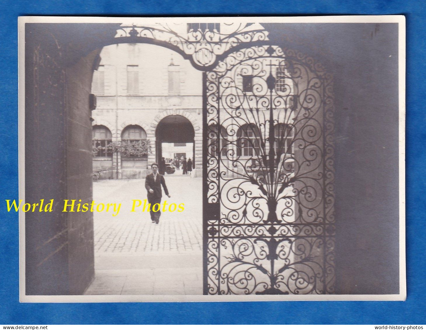 Photo Ancienne Snapshot - Beau Batiment à Situer - Grille Ancienne , Fer Forgé ? Voir Zoom - Décor Déco - Cour Maison - Places