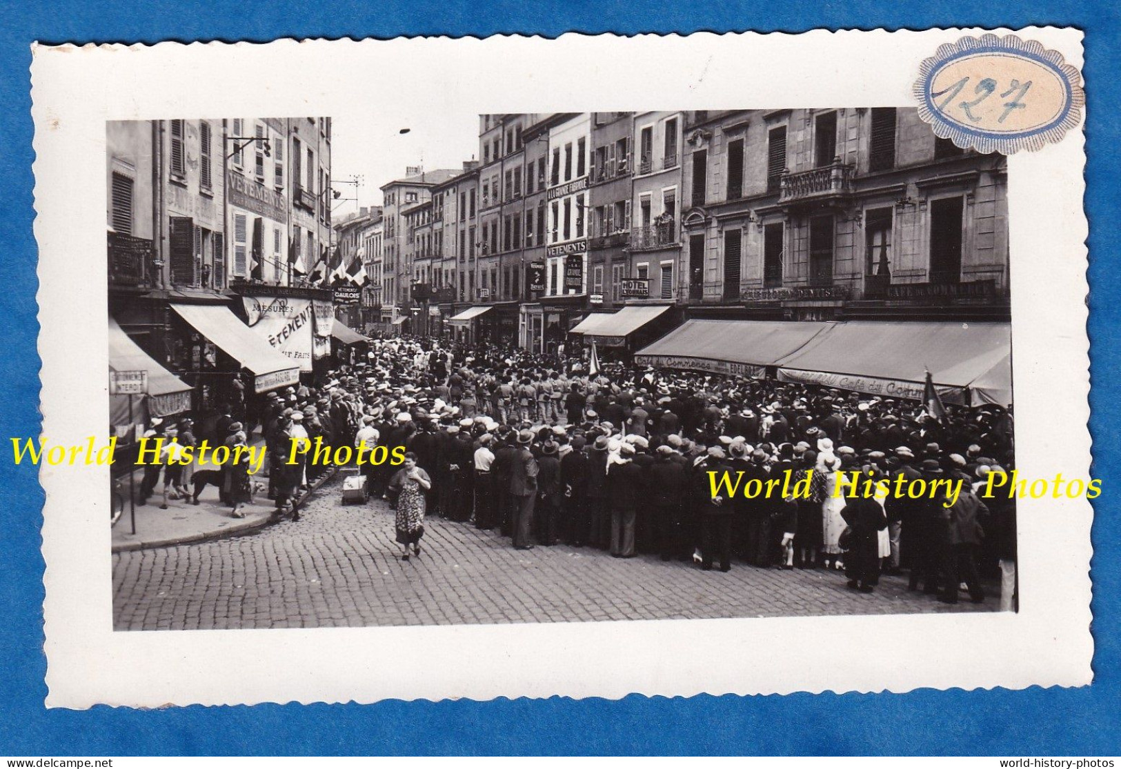 Photo Ancienne - TARARE - Foule & Défilé Devant Le Café Du Commerce - 1938 - Pub Biére Edelbrau - Magasin Vetements - Cars