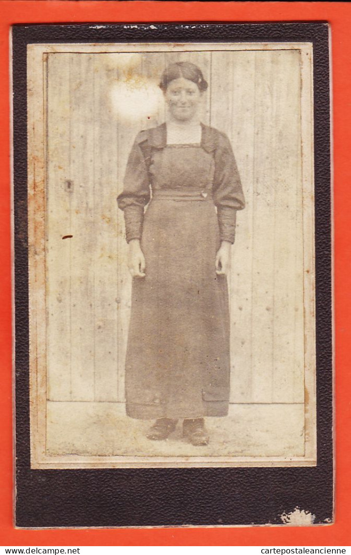 07914 ● Photo CDV XIXè ● Jeune Femme Debout Contre Un Mur De Planches En Bois 1880s ●  - Anonymous Persons