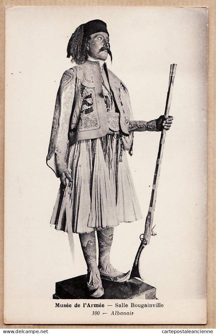 07833 ● Type Chasseur Uniforme Militaire ? ALBANAIS Avec Fusil Couteau PARIS VII Musée De L'Armée Salle BOUGAINVILLE  - Uniformen