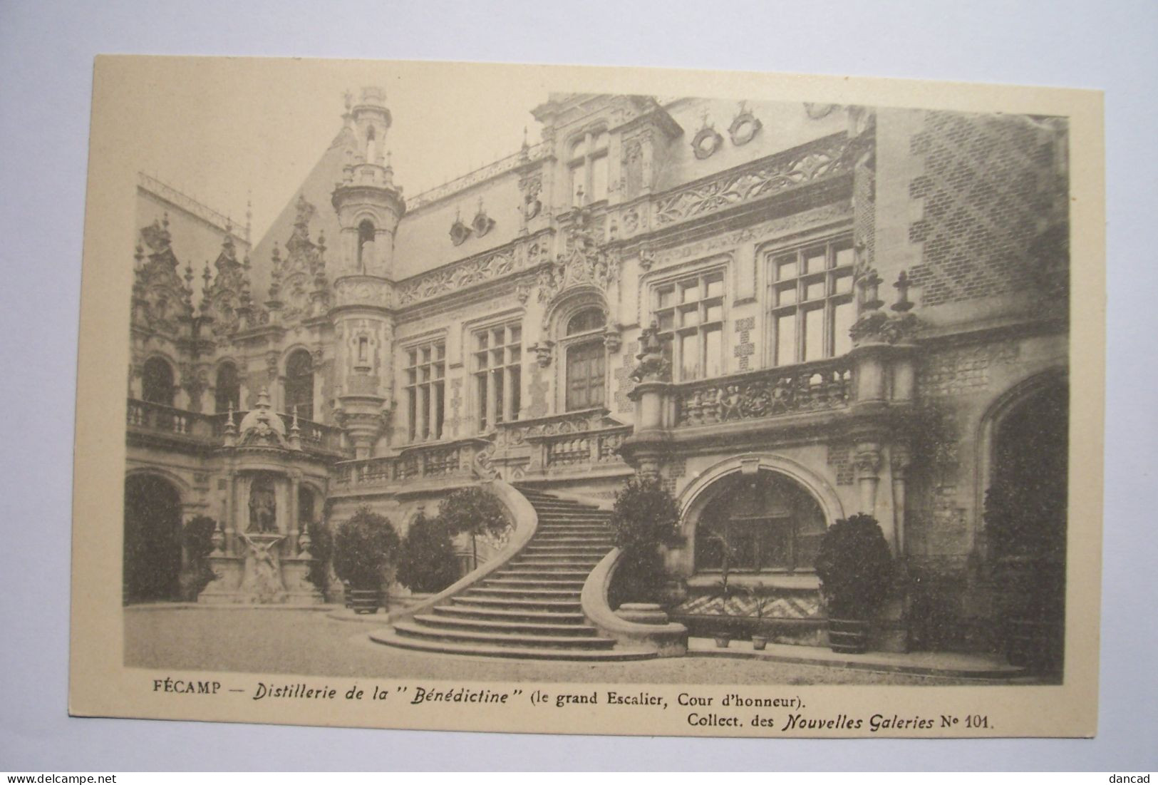 FECAMP   - Distillerie De La " Bénédictine " ( Le Grand Escalier , Cour D'honneur ) - Fécamp