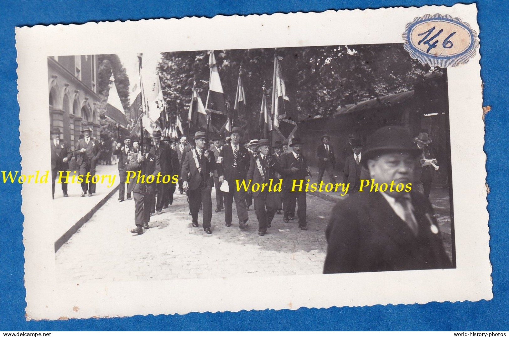 Photo Ancienne - TARARE - Défilé D' Anciens Combattants ?- 1938 - Jour De Fête Médaille Militaire ? Notable à Identifier - War, Military