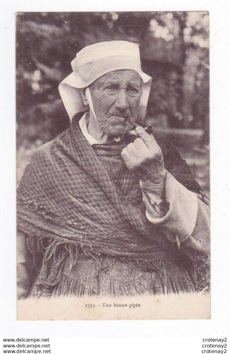 Folklore BRETAGNE Femme Fumant Une Bonne Pipée Ou Pipe N°2793 VOIR DOS - Rennes