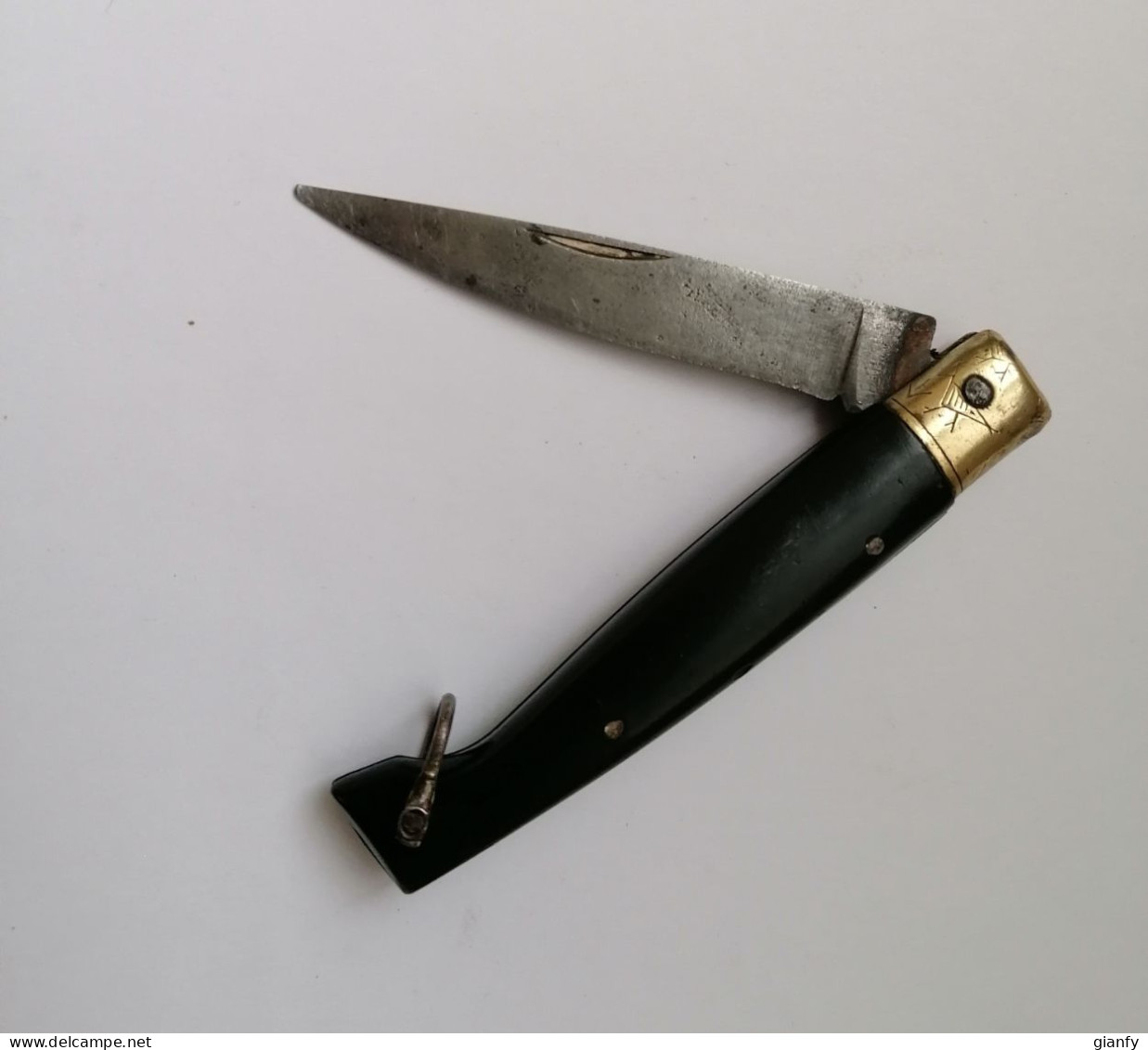 COLTELLO ARTIGIANALE "PATTADESE" MANICO CORNO CON PAVONCELLA - Blankwaffen