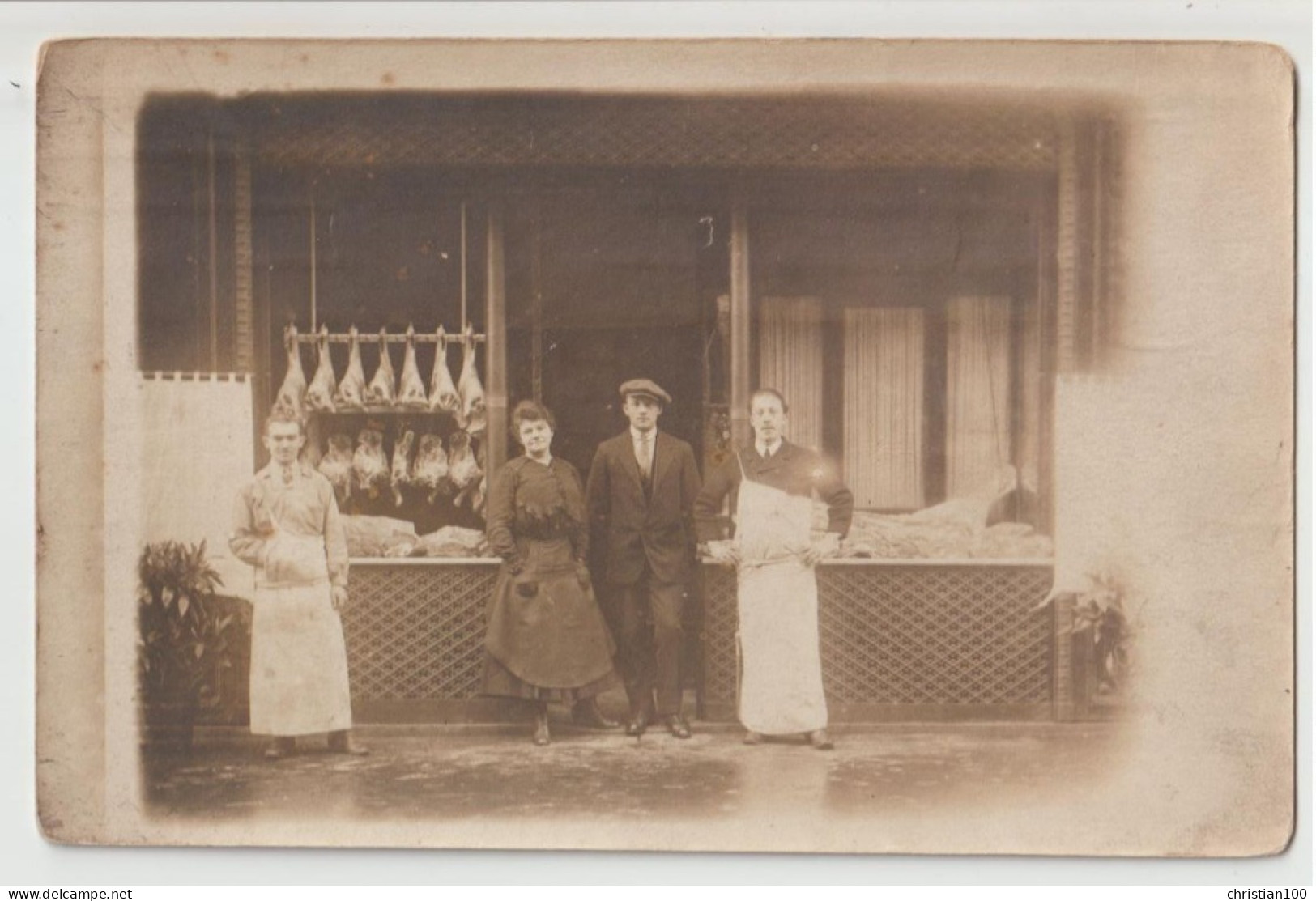 CARTE PHOTO ECRITE 1917 - BOUCHERS AVEC TABLIER DEVANT UNE BOUCHERIE - QUARTIERS DE VIANDE - GIGOT ET GIBIER -z R/V Z- - Shops