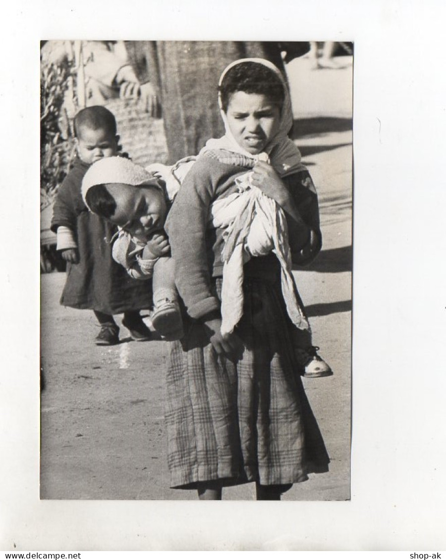F6258/ Marrakesch Marokko Kind Wird Auf Den Rücken Getragen Foto Ca.1960 - Non Classés