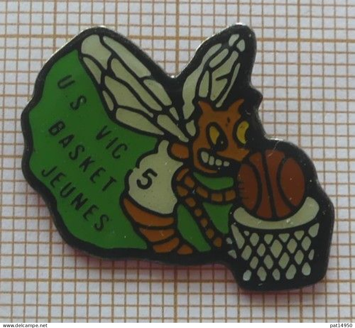 PAT14950 US VIC BASKET JEUNES VIC LE COMTE ABEILLE GUEPE FRELON Dpt 63 PUY DE DÔME - Basketbal