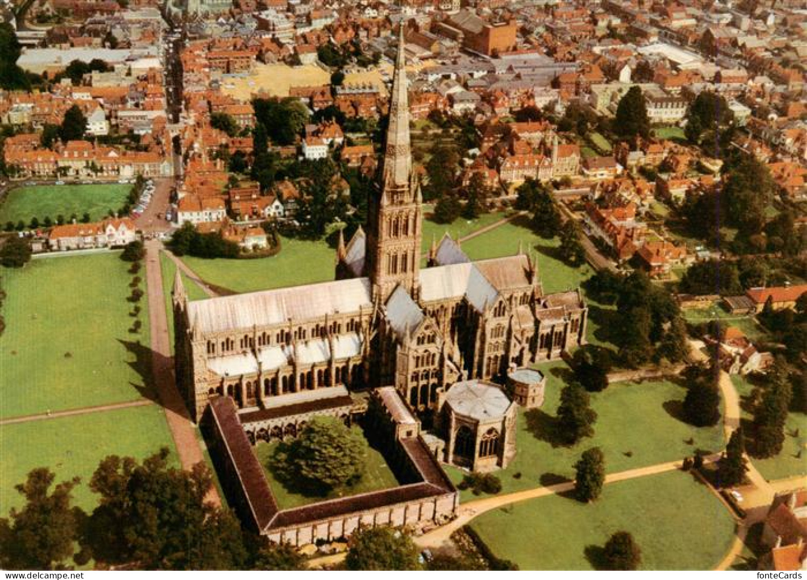 73942137 Salisbury___Wiltshire_UK Cathedral Aerial View - Sonstige & Ohne Zuordnung