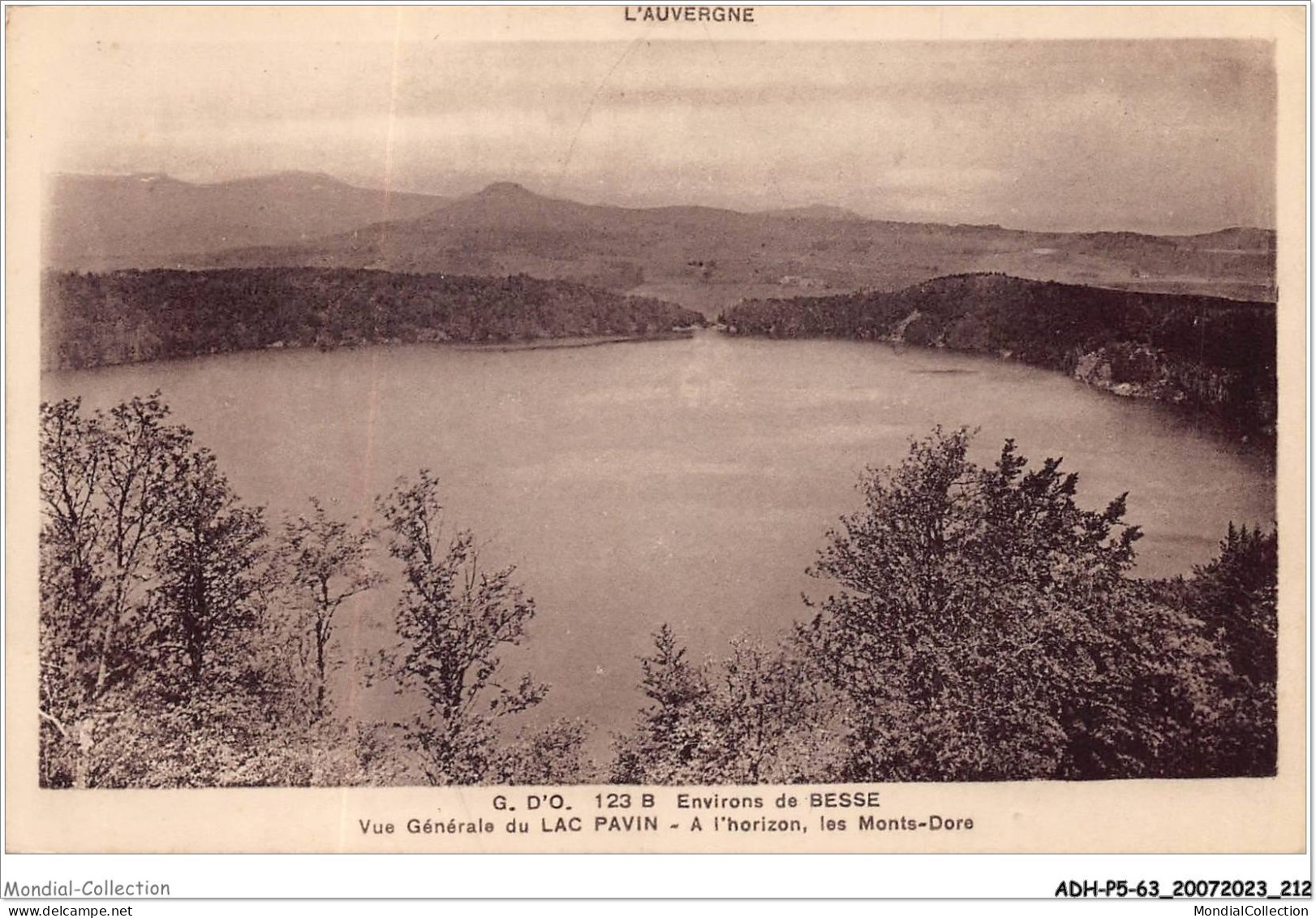 ADHP5-63-0472 - BESSE-en-CHANDESSE - Vue Générale Du Lac Pavin - A L'horizon Les Monts-dore - Besse Et Saint Anastaise