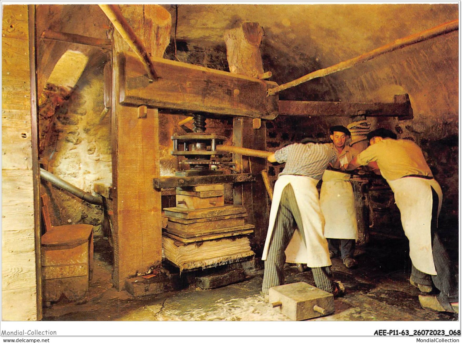 AEEP11-63-0887 - Musée Historique Du Papier - Moulin Richard De Bas - AMBERT - Le Pressage Des Feuilles Blanches  - Ambert