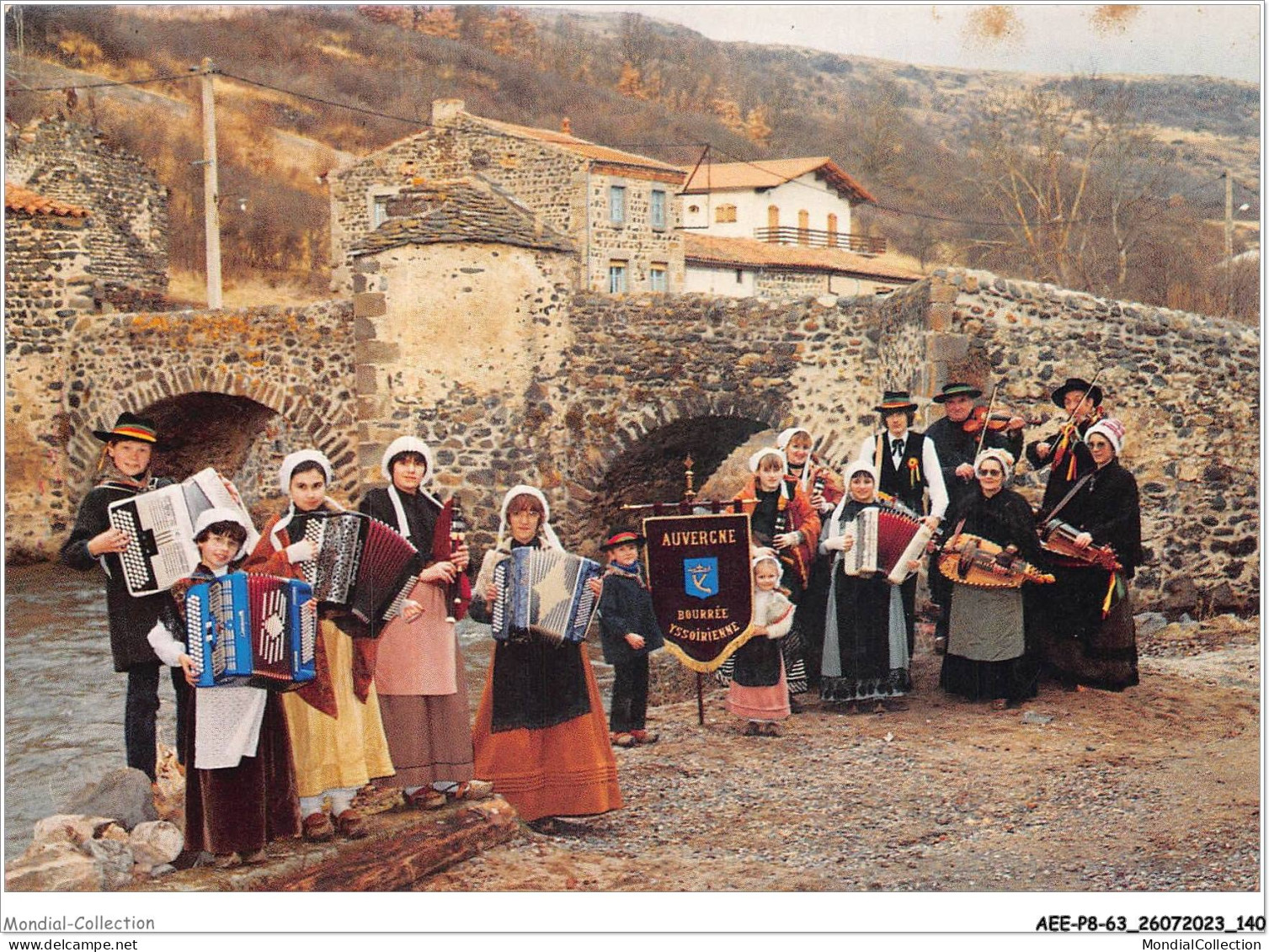 AEEP8-63-0687 - BOURREE YSSOIRIENNE - ISSOIRE - Les Musiciens Sur Les Bords De La Couze Pavin Au Pont De Saurier  - Issoire