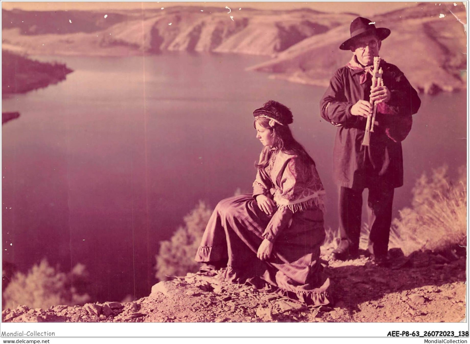 AEEP8-63-0686 - LA HAUTE AUVERGNE - Couple Folklorique De La Barge Devant Le Cirque De Mallet  - Auvergne Types D'Auvergne