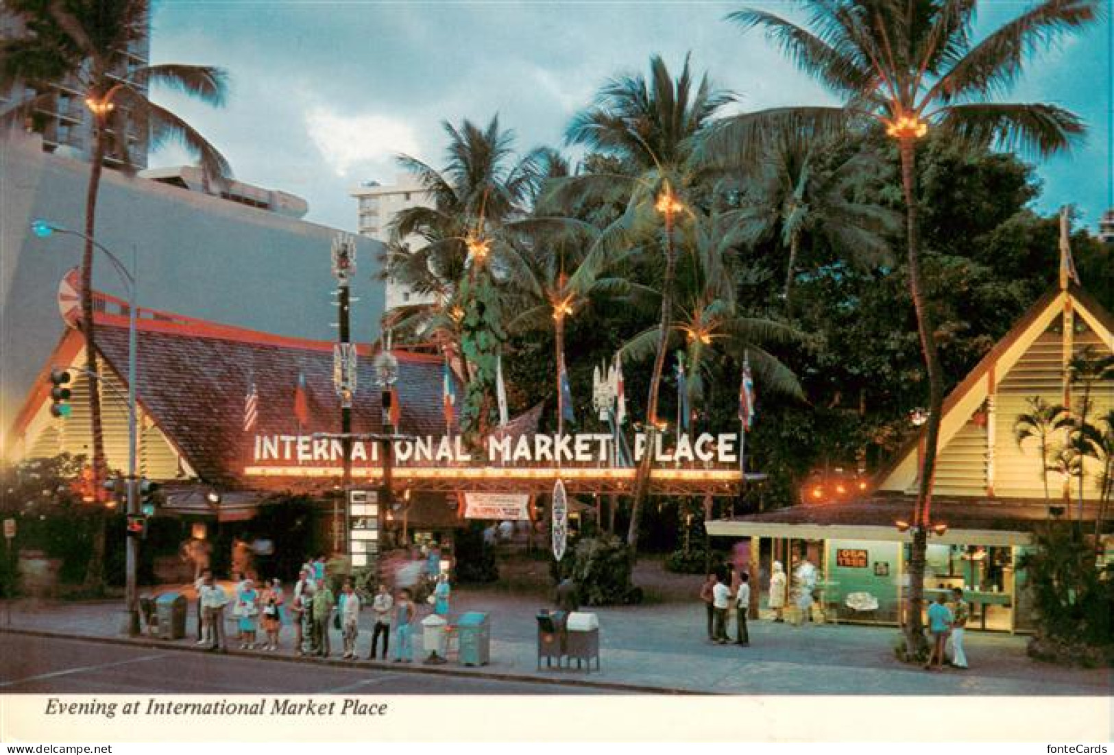 73881932 Waikiki_Honolulu_Hawaii_USA Evening At International Market Place - Autres & Non Classés