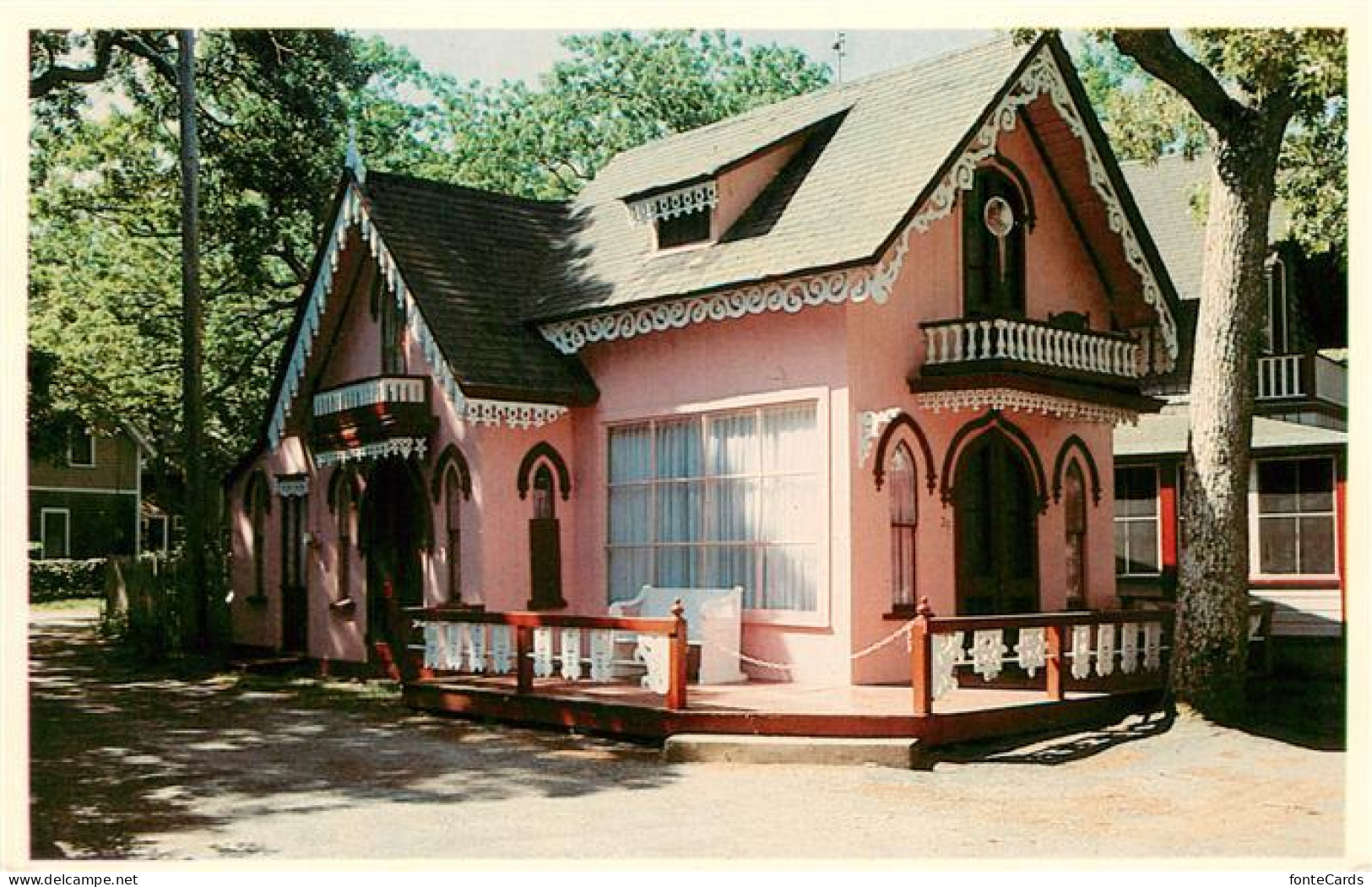 73881150 Oak_Bluffs_Massachusetts_USA A Typical Gingerbread Cottage - Autres & Non Classés