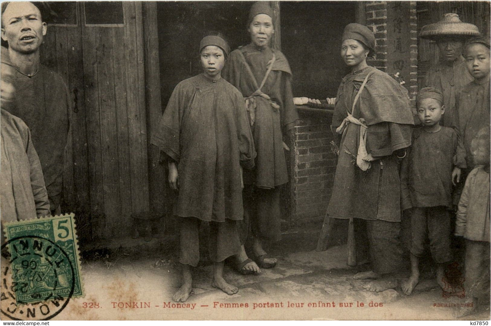 Moncay - Femmes Portant Leur Enfant Sur Le Dos - Vietnam