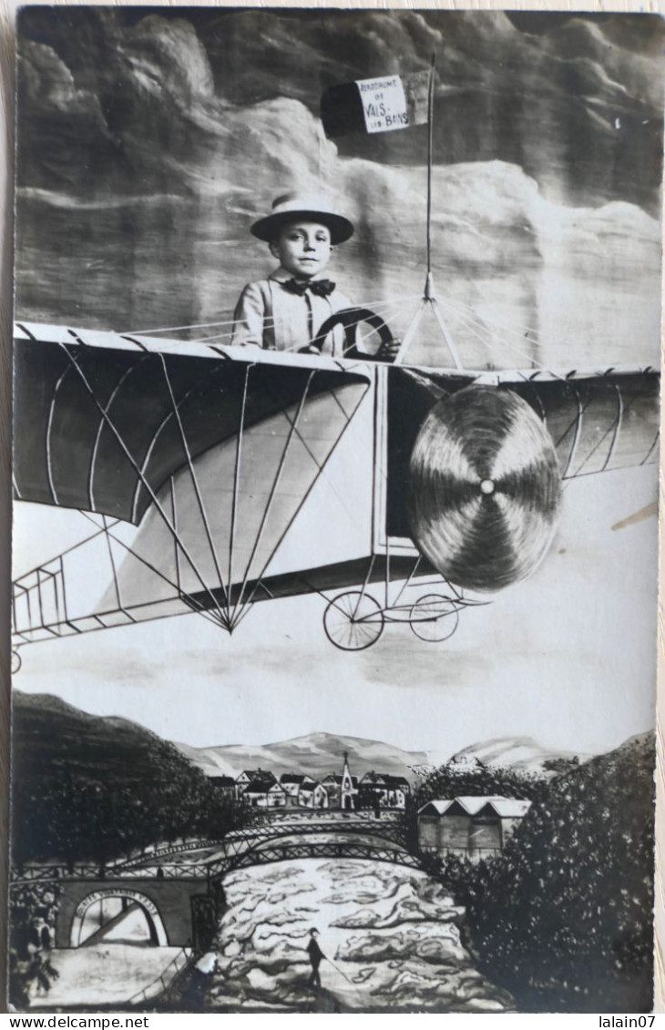 C. P. A. Photo : 07 : VALS LES BAINS : Portrait D'un Enfant Dans Un Avion Dessiné, Drapeau "AERODROME DE VALS LES BAINS" - Vals Les Bains