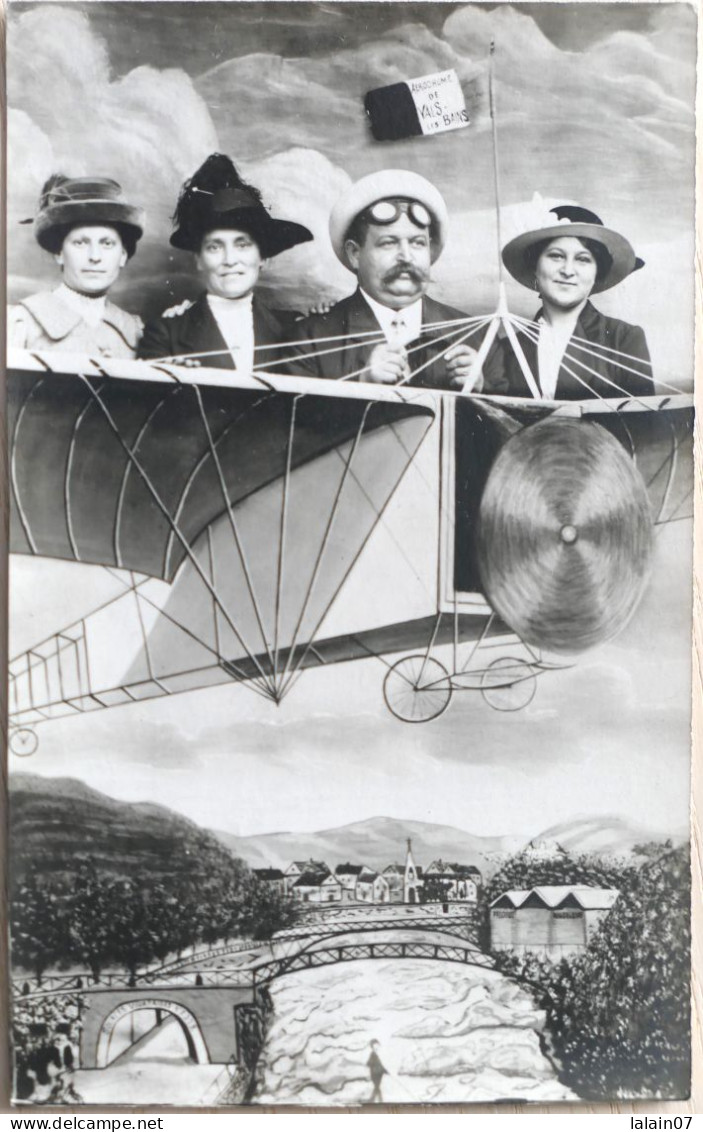 C. P. A. Photo 07 : VALS LES BAINS  Portrait De 4 Personnes Dans Un Avion Dessiné, Drapeau "AERODROME DE VALS LES BAINS" - Vals Les Bains