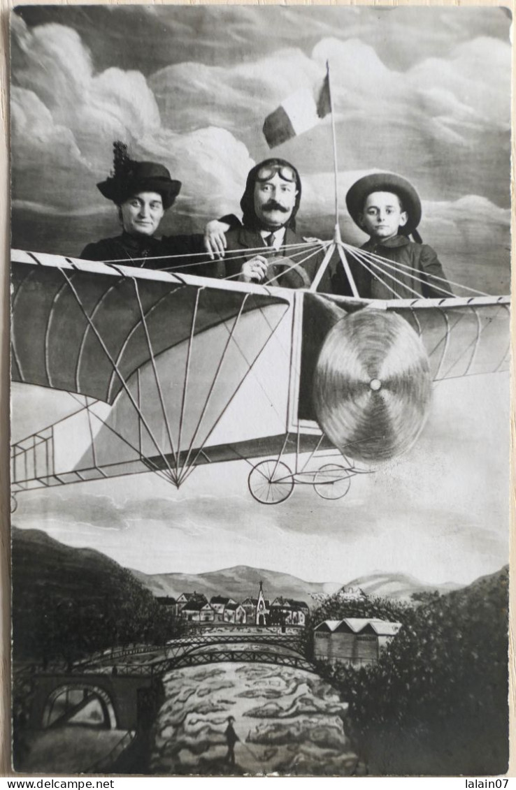C. P. A. Photo 07 : VALS LES BAINS  Portrait De 3 Personnes Dans Un Avion Dessiné, "Photo Louis XV", Nïmes - Vals Les Bains