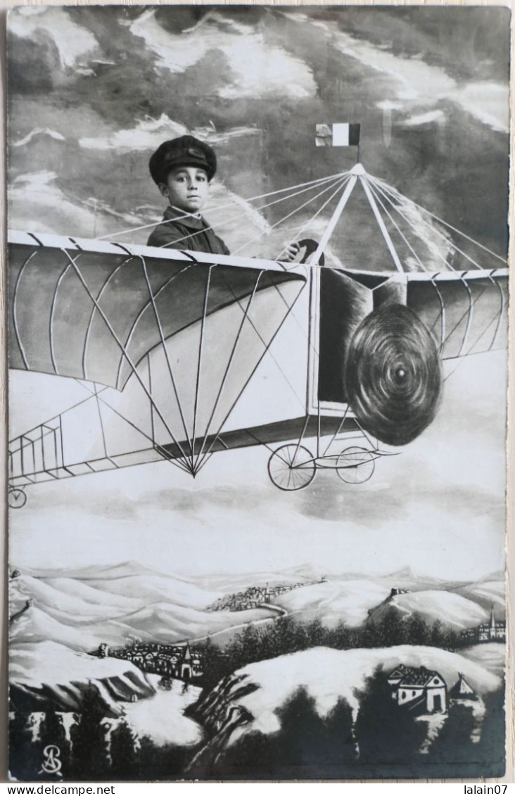 C. P. A. Photo 07 : VALS LES BAINS  Portrait D'1 Enfant Avec Casquette Dans Un Avion Dessiné, "Photo Louis XV", Nïmes - Vals Les Bains