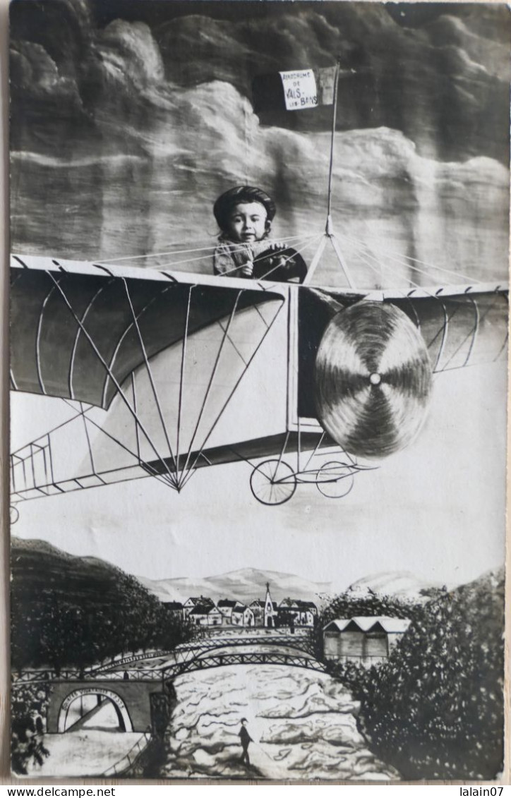 C. P. A. Photo 07 : VALS LES BAINS  Portrait D'un Jeune Enfant  Dans Un Avion Dessiné,, "Aérodrome De Vals Les Bains" - Vals Les Bains