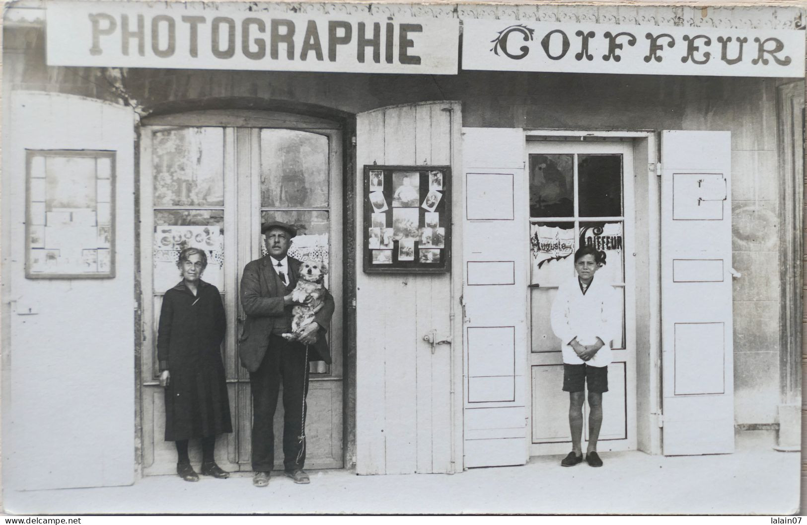 C. P. A. : 13 : Souvenir De LAMBESC , 27 Avril 1931 : Magasins "PHOTOGRAPHIE" " Auguste COIFFEUR", Animé - Lambesc